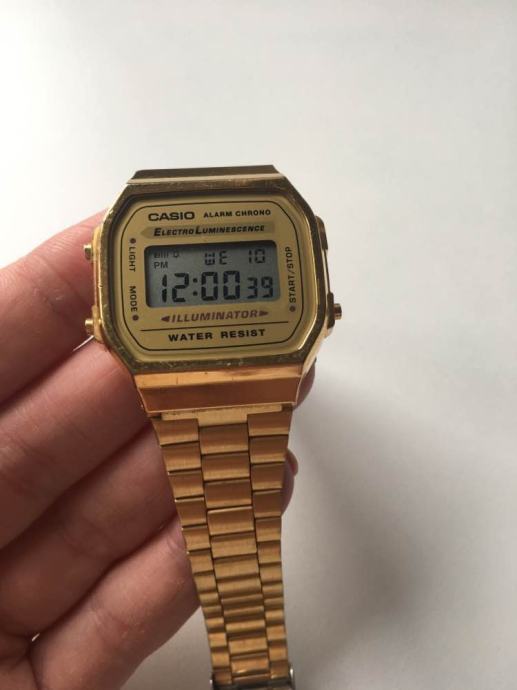 Casio ženski sat zlatne boje.