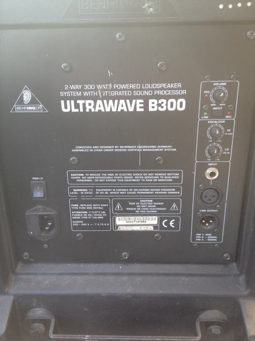 Behringer Ultrawave B300 , 2 komada