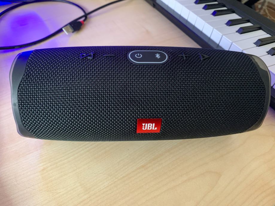 JBL 4 Charge Bluetooth zvučnik u odličnom stanju